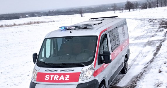 Druhowie z OSP w Pławnie koło Radomska w Łódzkiem jeżdżą do akcji własnoręcznie złożonym samochodem. 2 lata po godzinach pracowali nad zamianą dwóch, wycofanych z użytkowania policyjnych aut, w pojazd strażacki. 