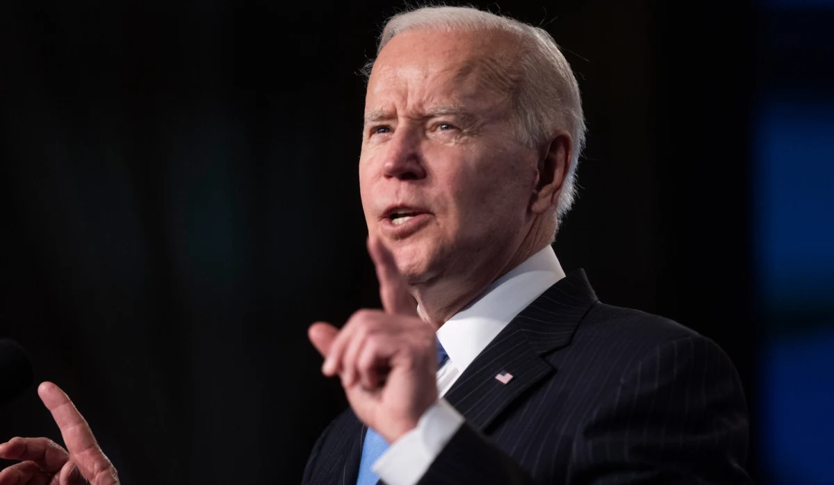 ​To, do czego dochodzi na Ukrainie to wielkie zbrodnie wojenne, a odpowiedzialne narody muszą pociągnąć ich sprawców do odpowiedzialności - powiedział prezydent USA Joe Biden, odnosząc się w przemówieniu do zbrodni w Buczy. Stwierdził także, że sankcje nakładane na Rosję w związku z inwazją są surowe i "stłamszą możliwości rozwoju rosyjskiej gospodarki na długie lata".