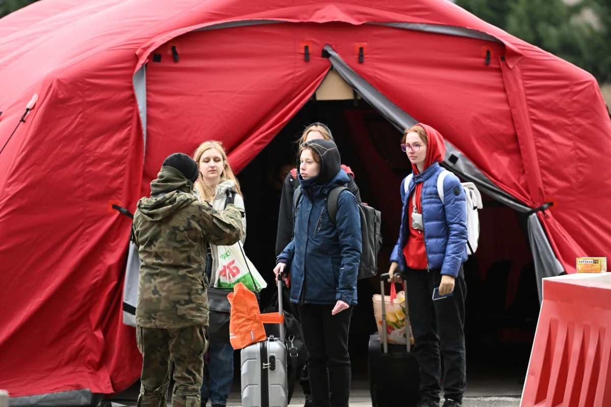 Połowa osób przekraczających obecnie granicę z Ukrainy do Polski to uchodźcy. Wzmożony jest ruch przygraniczny, tzn. osoby przyjeżdżają do Polski, dokonują zakupów i tego samego dnia wracają na teren Ukrainy - zauważa wojewoda lubelski Lech Sprawka.