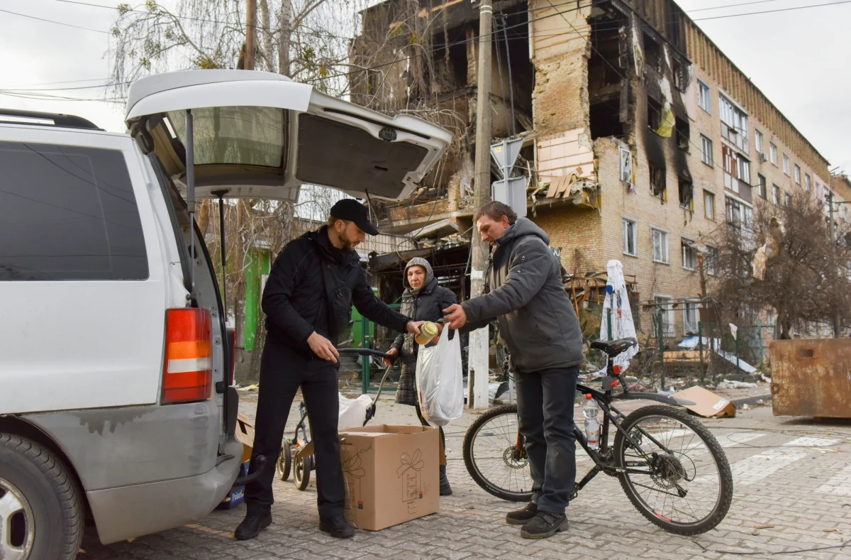 Rosjanie cały czas przegrupowują swoje siły na froncie i przygotowują ofensywę na obwody ługański i doniecki. Ukraińskie władze apelują do mieszkańców wschodnich terenów, by możliwie jak najszybciej się ewakuowali. Środa, to kolejny dzień, kiedy na Rosję nakładane są sankcje. Na taki ruch zdecydowała się Wielka Brytania i Stany Zjednoczone. Prawdopodobnie 5 pakiet sankcji przyjmie jutro Unia Europejska. Są też doniesienia, że w oblężonym Mariupolu Rosjanie palą ciała zabitych cywilów, by ukryć zbrodnie wojenne. To najważniejsze informacje z 42. dnia rosyjskiej inwazji na Ukrainę (06.04.2022 r.).