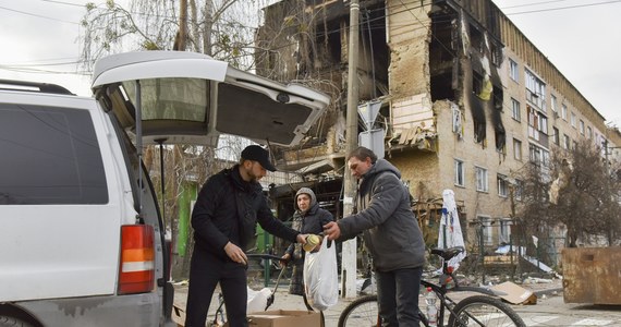 Rosjanie cały czas przegrupowują swoje siły na froncie i przygotowują ofensywę na obwody ługański i doniecki. Ukraińskie władze apelują do mieszkańców wschodnich terenów, by możliwie jak najszybciej się ewakuowali. Środa, to kolejny dzień, kiedy na Rosję nakładane są sankcje. Na taki ruch zdecydowała się Wielka Brytania i Stany Zjednoczone. Prawdopodobnie 5 pakiet sankcji przyjmie jutro Unia Europejska. Są też doniesienia, że w oblężonym Mariupolu Rosjanie palą ciała zabitych cywilów, by ukryć zbrodnie wojenne. To najważniejsze informacje z 42. dnia rosyjskiej inwazji na Ukrainę (06.04.2022 r.).