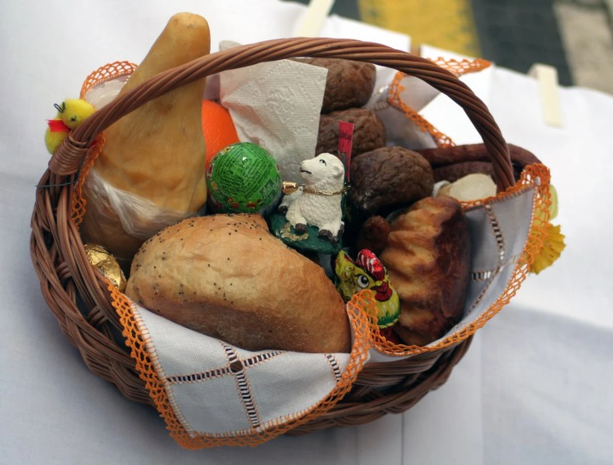 Prawie 64 proc. Polaków ograniczy w tym roku świąteczne wydatki w porównaniu do ubiegłorocznych – wynika z badania przeprowadzonego przez UCE Research i Grupę Blix. "Widać wyraźnie, że Polacy chcą jak najoszczędniej nabyć produkty potrzebne do przygotowania tradycyjnych potraw wielkanocnych" – ocenił Damian Tarnawski, analityk z UCE Research.