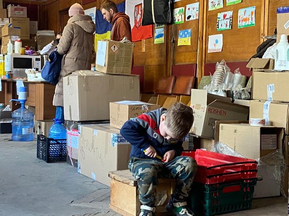 "Spodziewamy się kolejnej fali uchodźców, kiedy wojska agresora ponownie uderzą na wschód" - mówi w rozmowie z naszym specjalnym wysłannikiem na Ukrainę Mateuszem Chłystunem koordynatorka jednego z centrów pomocy humanitarnej we Lwowie. Choć dzienny napływ uciekających przed wojną jest w mieście nieco mniejszy niż jeszcze przed dwoma tygodniami, potrzeby pomocowe nadal są ogromne. 