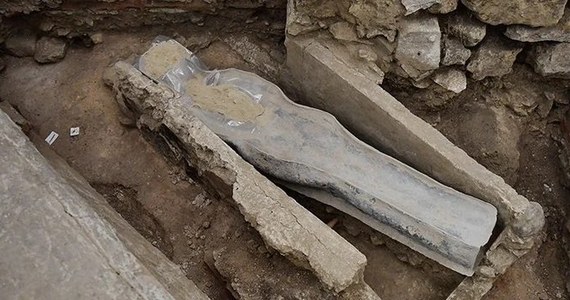 Pod posadzką paryskiej katedry Notre Dame archeolodzy dokonali niezwykłego odkrycia. Podczas prac w zniszczonym w 2019 roku przez pożar kościele znaleźli średniowieczny sarkofag wykonany z ołowiu. 