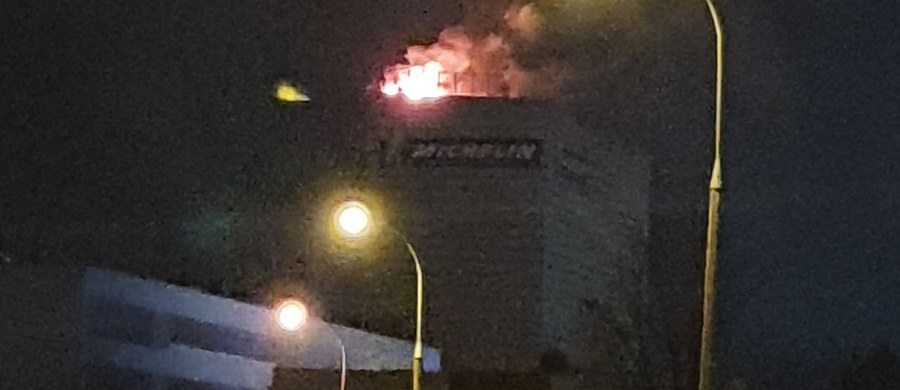 ​Pożar w fabryce opon Michelin w Olsztynie - zapaliło się poszycie dachu na budynku produkcyjnym. Nikt nie ucierpiał, a zakład pracuje normalnie. Obecnie trwa dogaszanie budynku - podała PAP rzeczniczka Michelin Polska Ewa Konopka.