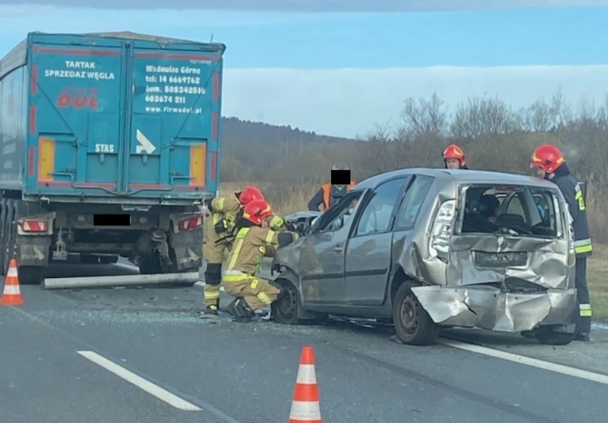 Dwie osoby zostały zakleszczone w wyniku kolizji trzech pojazdów na obwodnicy Krakowa. Do zdarzenia doszło na 413. kilometrze autostrady A4, przed zjazdem na Skawinę, w kierunku Katowic. Choć kolizja wyglądała groźnie, na szczęście nikt nie odniósł poważnych obrażeń.