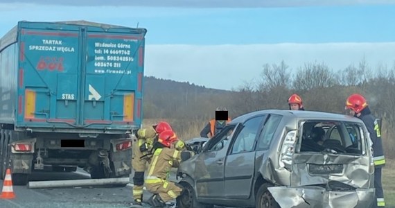Dwie osoby zostały zakleszczone w wyniku kolizji trzech pojazdów na obwodnicy Krakowa. Do zdarzenia doszło na 413. kilometrze autostrady A4, przed zjazdem na Skawinę, w kierunku Katowic. Choć kolizja wyglądała groźnie, na szczęście nikt nie odniósł poważnych obrażeń.