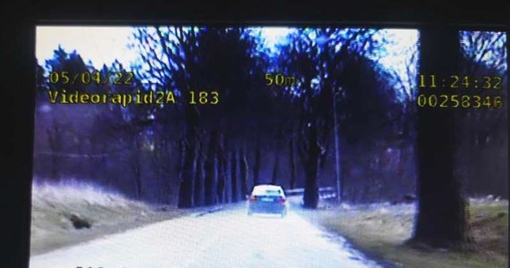 Policjanci z kołobrzeskiej grupy SPEED zatrzymali do kontroli volkswagena, którego kierujący jechał w obszarze zabudowanym z prędkością 103 km/h. W trakcie czynności okazało się, że mężczyzna w ogóle nie miał uprawnień do kierowania pojazdami.