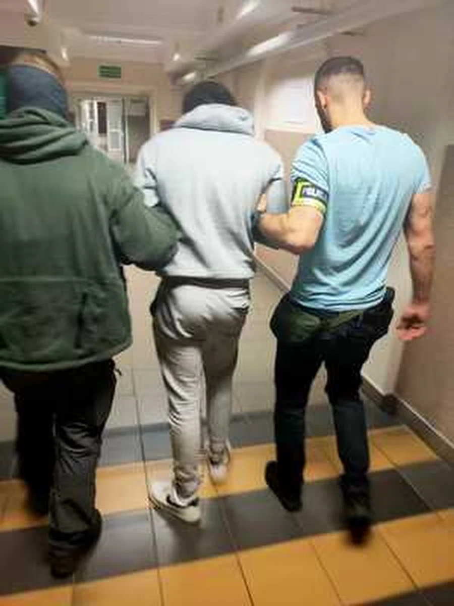 Co najmniej pół miliona złotych wyłudzili od seniorów w kilku polskich miastach oszuści wykorzystujący metodę "na wnuczka" i "na policjanta". Policjanci z Łodzi i Poznania rozbili zorganizowaną grupę przestępczą, zatrzymali osiem osób.
