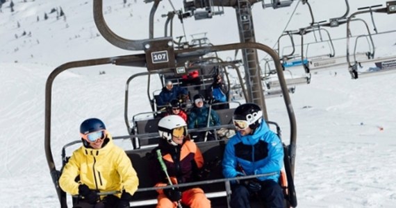 Zimowa aura w Tatrach spowodowała, że cały czas można szusować na nartach na Kasprowym Wierchu. Podczas gdy inne stacje narciarskie zakończyły już sezon narciarski, to w Dolinie Gąsienicowej i Goryczkowej będzie można jeździć aż do 8 maja - zapowiadają władze Polskich Kolei Linowych (PKL).