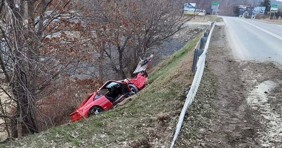 5 000 zł - taki mandat policjanci wystawili kierowcy, który w Tenczynie na tzw. starej zakopiance stracił panowanie nad pojazdem i wypadł z drogi. Kierowca oraz pasażer nie odnieśli poważnych obrażeń, ale samochód - warte kilkaset tysięcy ferrari z lat 90. zostało doszczętnie zniszczone.