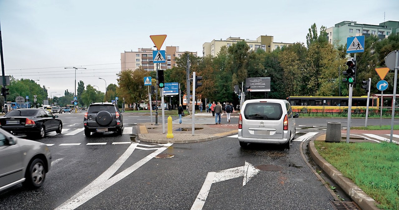 Pas do skrętu i brak kierunkowskazu. Czy można za to dostać mandat?