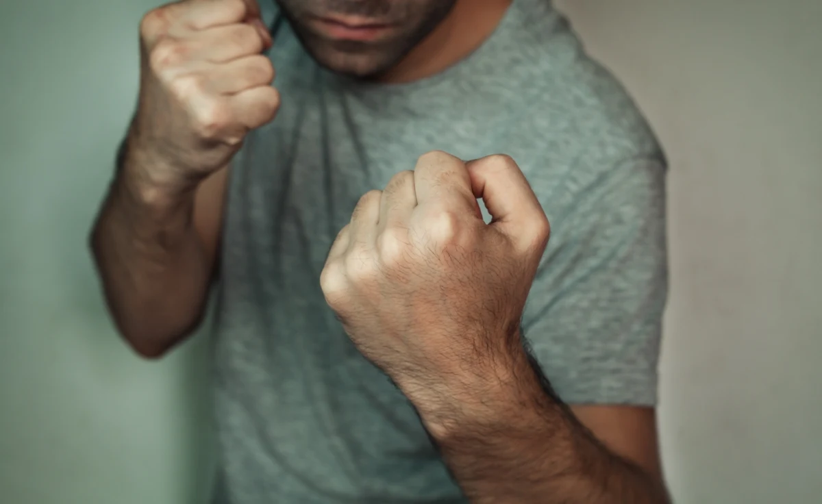 Po zderzeniu dwóch samochodów, do którego doszło w czwartek w miejscowości Kroczewo na drodze krajowej nr 7 (woj. mazowieckie), ich kierowcy trafili do szpitala. Powodem nie były jednak urazy powstałe w wyniku kolizji, ale w bójce, którą wywołała różnica zdań, co do przyczyn zderzenia obu pojazdów.