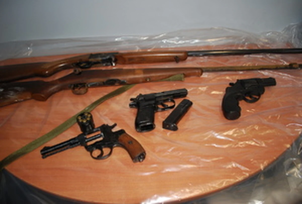 Broń i amunicję zabezpieczyli funkcjonariusze w domu jednego z mieszkańców powiatu rzeszowskiego. Do tego odkrycia doszło w czasie przeszukiwania budynku po zakończeniu akcji gaśniczej. Właściciel niebezpiecznego znaleziska jest już w rękach policji.