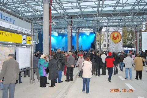 Koncert na pętli Metro Młociny z okazji zakończenia budowy pierwszej linii metra