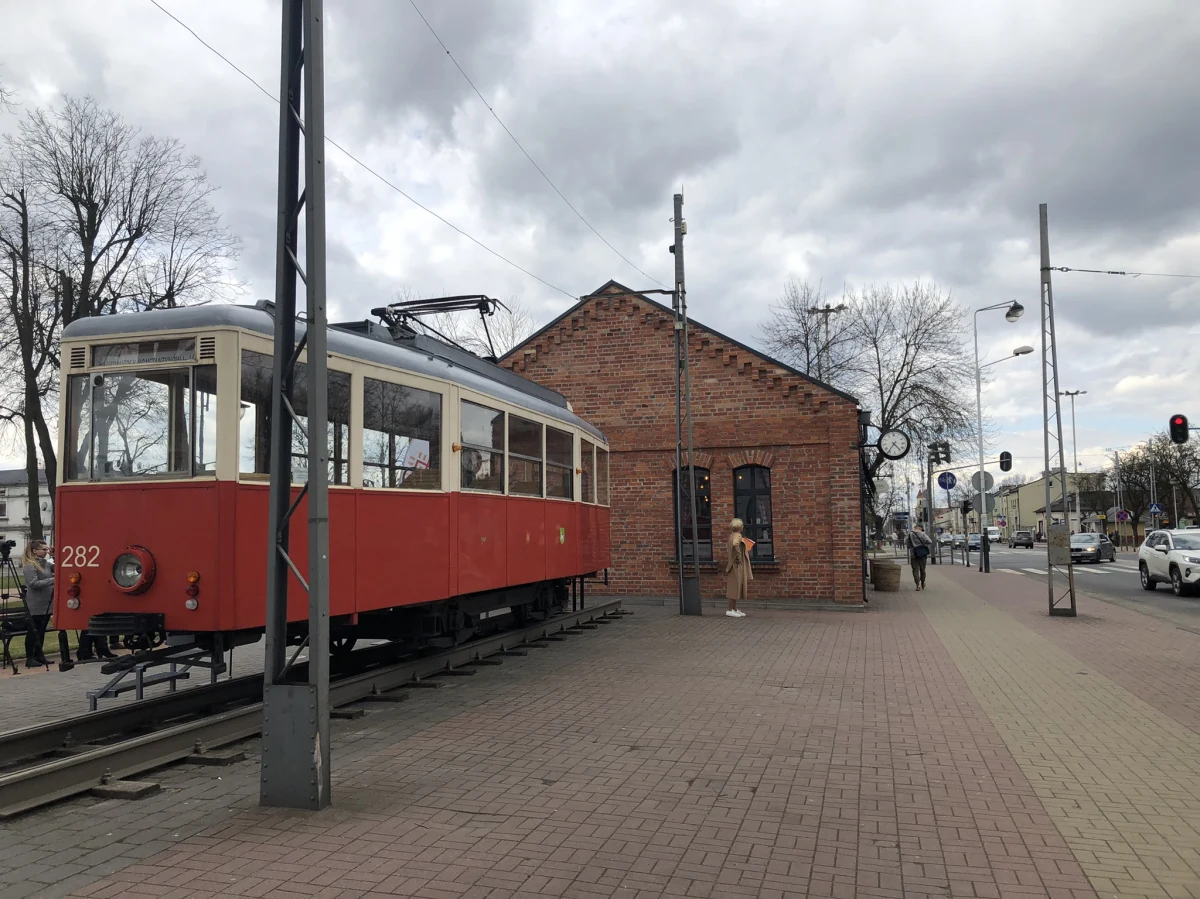 W czerwcu powinny rozpocząć się pierwsze prace przy modernizacji 7-kilometrowej linii tramwajowej pomiędzy Łodzią a Konstantynowem Łódzkim. Tramwaje z numerem 43 przestały jeździć, bo torowiska były w fatalnym stanie.