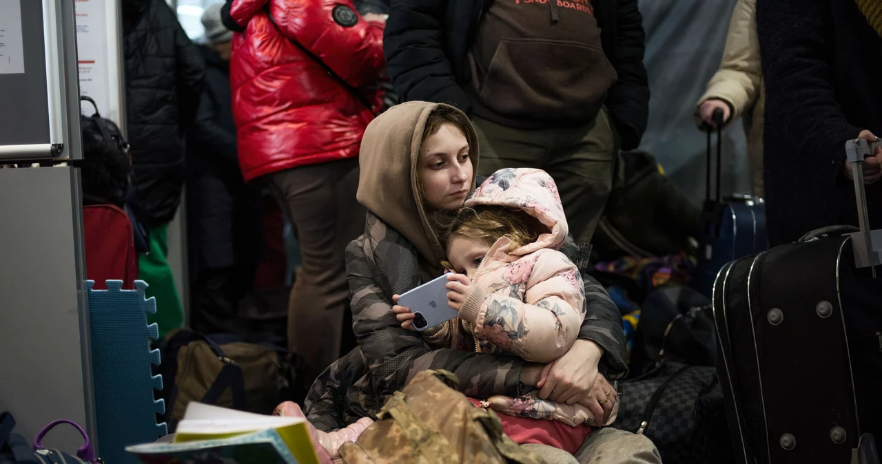 Młoda Ukrainka z dzieckiem uciekająca z ojczyzny