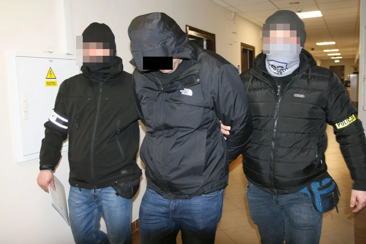 Lubelscy funkcjonariusze zatrzymali dwóch mężczyzn za posiadanie i usiłowanie wprowadzenia do obrotu znacznych ilości narkotyków. 33-latek i 36-latek wpadli, gdy wyjeżdżali samochodem z jednej z posesji w Lublinie z nielegalnym towarem – poinformował komisarz Andrzej Fijołek, rzecznik prasowy tamtejszej Komendy Wojewódzkiej Policji. 