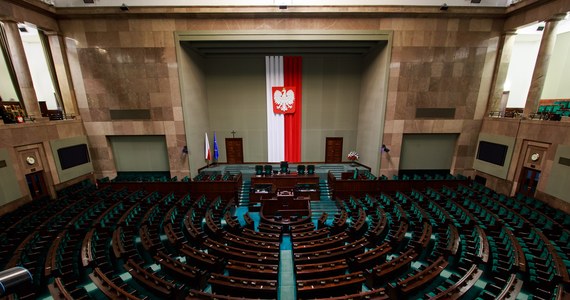 PiS złożył w Sejmie projekt ustawy o zmianie konstytucji, dotyczący możliwości przejęcia przez Skarb Państwa własności, która ma służyć do wspierania rosyjskiej agresji. Zakłada też niewliczanie wydatków na obronę ojczyzny do długu publicznego.