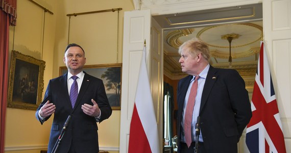 Pomoc dla Ukrainy, w tym dostawy broni, a także kolejne sankcje na Rosję były głównymi tematami czwartkowej rozmowy prezydenta RP Andrzeja Dudy z premierem Wielkiej Brytanii Borisem Johnsonem w Londynie. Zjednoczone Królestwo potroi swoje wsparcie dla Polski do kwoty 30 mln funtów, aby zapewnić pomoc humanitarną ukraińskim uchodźcom tymczasowo przebywającym w Polsce - głosi wspólne oświadczenie prezydentów.