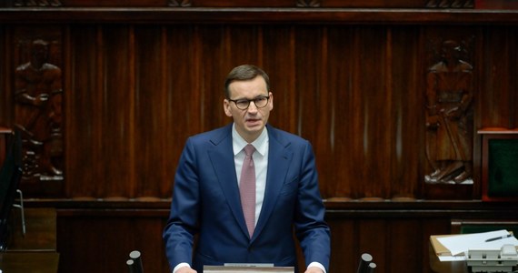 "Aby móc realizować gigantyczne, sięgające kilkuset miliardów złotych zakupy zbrojeniowe, musimy wyłączyć z konstytucyjnego limitu zadłużenia 60 proc. PKB finansowanie potrzeb obronnych" - oświadczył w Sejmie premier Mateusz Morawiecki.