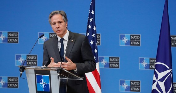 "Nie pozwolimy, aby cokolwiek przeszkodziło w wysłaniu Ukrainie broni, której potrzebuje w walce z Rosją" - powiedział dziennikarzom sekretarz stanu USA Antony Blinken po spotkaniu szefów dyplomacji państw NATO w Brukseli. 