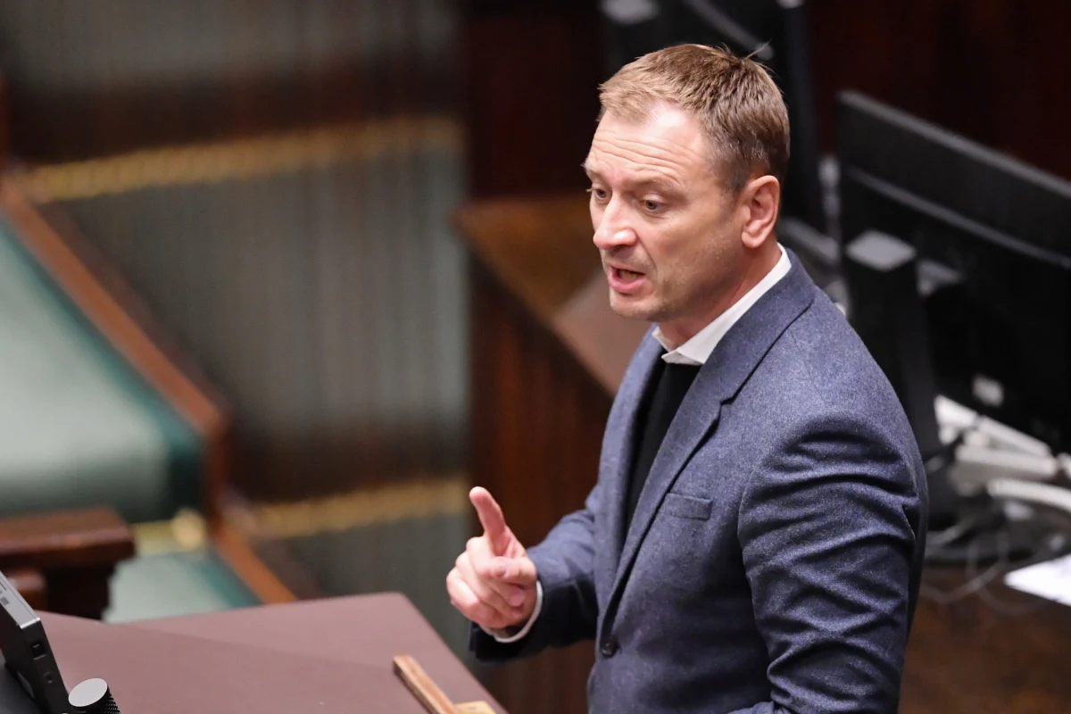 Sejm nie uchylił  immunitet posłowi KO Sławomirowi Nitrasowi. Z wnioskiem w tej sprawie wystąpiła prokuratura, która chciała politykowi PO postawić m.in. zarzuty dot. naruszenia nietykalności cielesnej posłów PiS: Iwony Arent i Sebastiana Kalety.