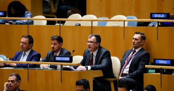 Rosja rezygnuje z członkostwa w Radzie Praw Człowieka ONZ ze skutkiem natychmiastowym - podaje agencja Ria Novosti, cytując wiceambasadora przy Organizacji Narodów Zjednoczonych Giennadija Kuźmina. To reakcja na głosowanie w Zgromadzeniu Ogólnym ONZ, które opowiedziało się za zawieszeniem Rosji w prawach członka Rady Praw Człowieka. 
