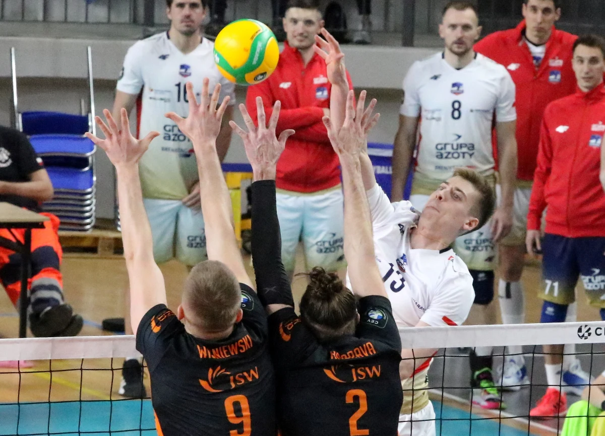 Siatkarze Grupy Azoty Kędzierzyn-Koźle pokonali we własnej hali Jastrzębski Węgiel 3:2 (25:15, 25:21, 24:26, 21:25, 15:11) w rewanżowym meczu półfinału Ligi Mistrzów. W pierwszym kędzierzynianie wygrali 3:0 i awansowali do finału.