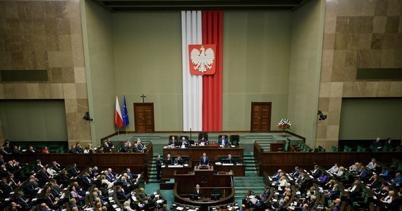 Sejm uchwalił z poprawkami nowelizację ustawy o pomocy obywatelom Ukrainy w związku z konfliktem zbrojnym na terytorium tego państwa. Regulacja ma m.in. przyspieszyć rejestrację obywateli Ukrainy w systemie PESEL. Wprowadzono też zapis o dostarczaniu leków stronie ukraińskiej przez Rządową Agencję Rezerw Strategicznych