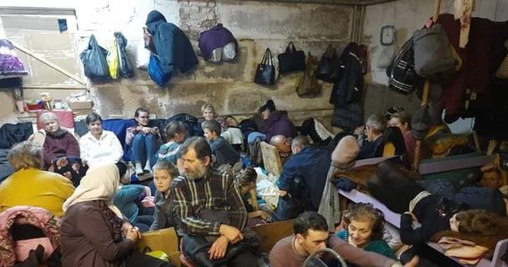 130 mieszkańców Jahydne na Ukrainie zostało spędzonych przez Rosjan do piwnicy i przetrzymywanych tam jako zakładnicy. Tak spędzili oni cztery tygodnie. Nie wszyscy przeżyli. Ci, który przetrwali ten horror, opowiadają dziś o swojej traumie. 