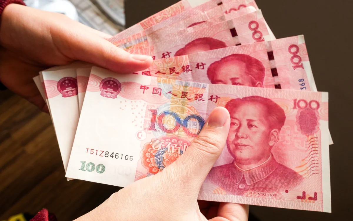 Rosyjskie banki odnotowały gwałtowny wzrost sald na rachunkach klientów biznesowych w chińskich juanach - informuje "Kommiersant". "Bloomberg" z kolei podał, że w marcu Chińczycy płacili za rosyjski węgiel we własnej walucie.