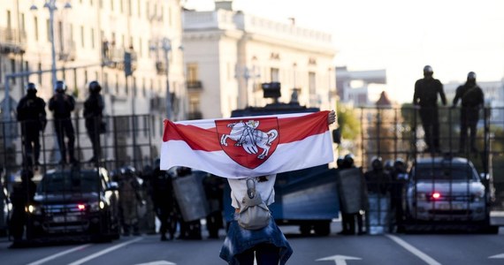 O nowych zarzutach wobec dziennikarki Biełsatu Kaciaryny Andrejewej, która odbywa już karę dwóch lat więzienia i została uznana za więźniarkę polityczną - poinformowały media niezależne, powołując się na męża reporterki. Zarzucono jej zdradę stanu, zagrożoną karą do 15 lat więzienia. 