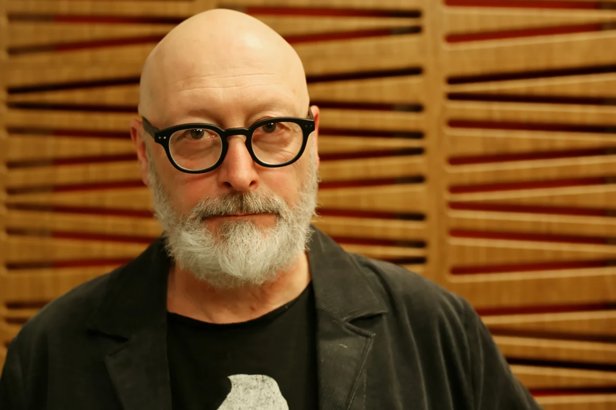 Reżyser takich filmów, jak "Wesele", "Kler" czy "Wołyń" przewodniczy jury podczas 15. Mastercard OFF CAMERA. Wojciech Smarzowski razem z Anną Pinnock (scenografką) i Davidem Parfittem (producentem) zdecyduje, do kogo trafi Krakowska Nagroda Filmowa - 25 tys. dolarów i oceni filmy w Konkursie Głównym "Wytyczanie Drogi". 