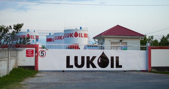 ​Rosyjski gigant naftowy Łukoil ostrzega, że jego rafinerie mogą wkrótce wstrzymać produkcje, gdyż magazyny są przepełnione produktami naftowymi, głównie olejem opałowym. To efekt sankcji nałożonych na Rosję - znacząco zmniejszyła się liczba nabywców.