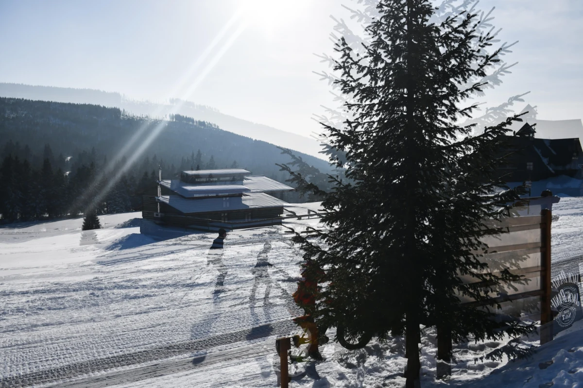 W Karkonoszach nadal są zimowe warunki. Ostrzegają synoptycy. W ostatnich dniach bardzo mocno wiało, a w wyższych partiach można spodziewać się ujemnej temperatury i śniegu. 