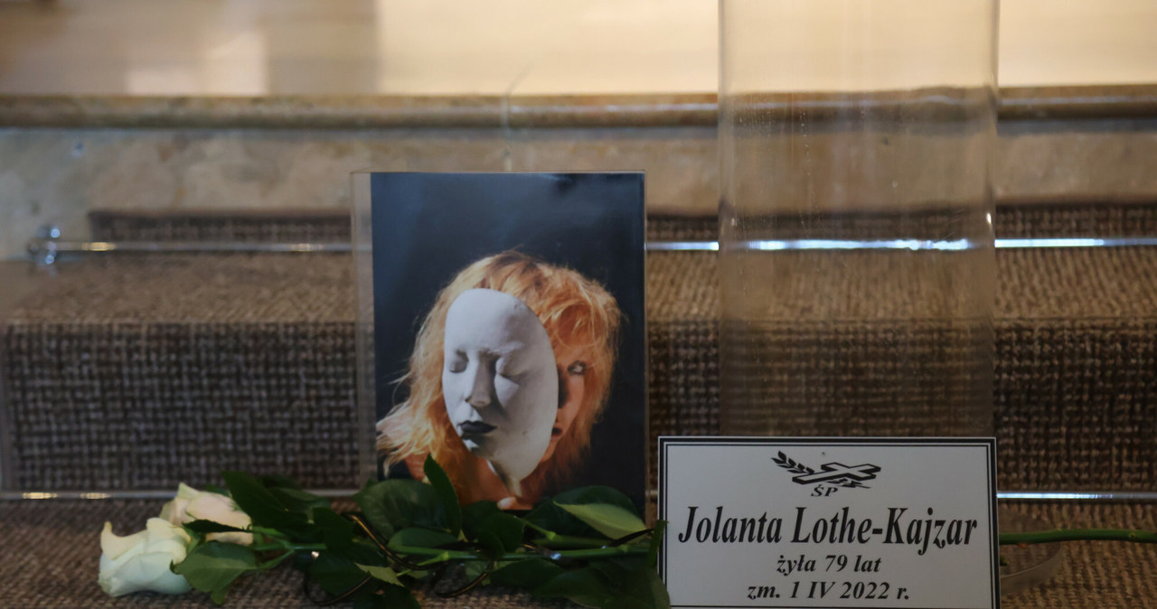 ​W piątek w kościele środowisk twórczych na placu Teatralnym w Warszawie odbył się pogrzeb Jolanty Lothe. Aktorka zmarła 1 kwietnia w wieku 79 lat. W uroczystości uczestniczyły gwiazdy ekranu, między innymi Daniel Olbrychski, Mateusz Banasiuk, Sławomira Łozińska czy Emilia Krakowska.