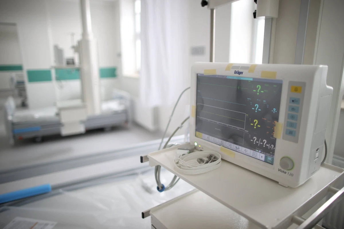 Szpital im. Rydygiera w Krakowie bardzo aktywnie włączył się w walkę z pandemią Covid-19, serdecznie za to dziękuję - mówił wiceminister zdrowia Waldemar Kraska. Wiceszef resortu wziął udział w odznaczeniu pracowników placówki i przekazał 3 mln zł na jej doposażenie.