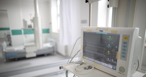 Szpital im. Rydygiera w Krakowie bardzo aktywnie włączył się w walkę z pandemią Covid-19, serdecznie za to dziękuję - mówił wiceminister zdrowia Waldemar Kraska. Wiceszef resortu wziął udział w odznaczeniu pracowników placówki i przekazał 3 mln zł na jej doposażenie.