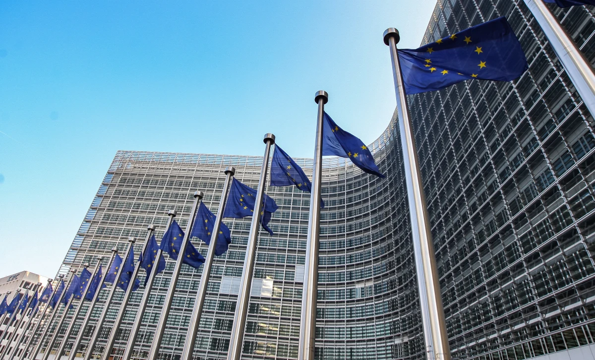 ​Komisja Europejska potrąciła Polsce z należnych jej funduszy niezapłacone kary naliczone za nierespektowanie wyroku unijnego trybunału nakazującego likwidację Izby Dyscyplinarnej Sądu Najwyższego. Chodzi o 69 mln euro. 