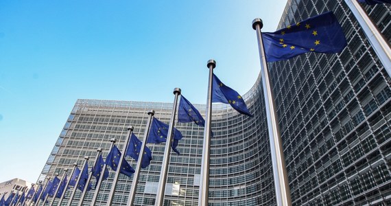 ​Komisja Europejska potrąciła Polsce z należnych jej funduszy niezapłacone kary naliczone za nierespektowanie wyroku unijnego trybunału nakazującego likwidację Izby Dyscyplinarnej Sądu Najwyższego. Chodzi o 69 mln euro. 