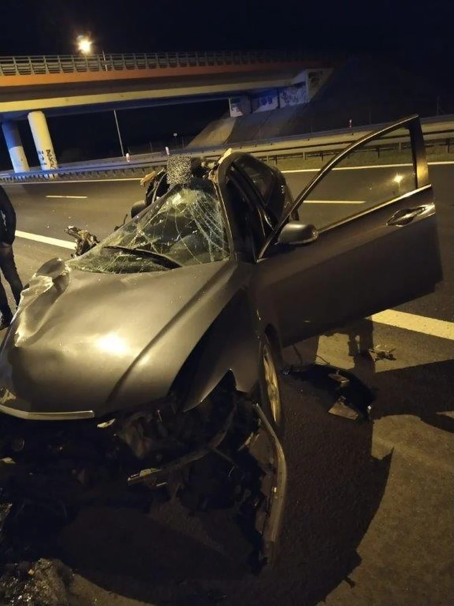 31-latek jadący autostradą A4 zasnął za kierownicą. Jego auto uderzyło w samochód ciężarowy i w bariery energochłonne. Kierowca nie odniósł obrażeń, ale samochód został kompletnie rozbity.

