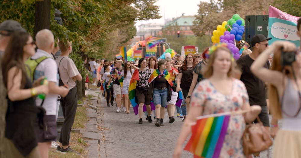 Festiwal Millennium Docs Against Gravity zachowa po raz kolejny parytet - wszystkie prezentowane w programie filmy zostały wyreżyserowane równo przez 90 kobiet i 90 mężczyzn. W Konkursie Głównym przeważają twórczynie - najlepsze filmy dokumentalne stworzyło 8 reżyserek i 6 reżyserów. W składach jurorskich, w których zasiada 21 osób, znalazło się 12 kobiet i 9 mężczyzn. O potrzebie równości i różnorodności opowiada także wiele filmów, które znalazły się w tegorocznej edycji imprezy.