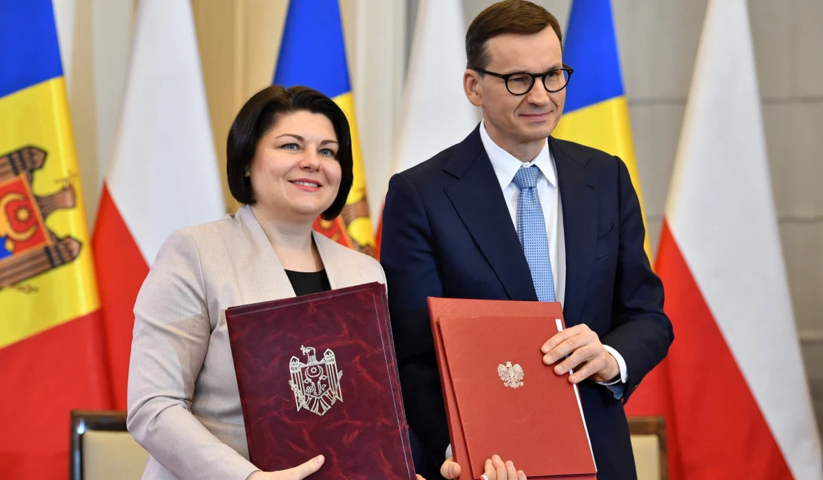 Pomagamy mołdawskim partnerom w ich trudnej sytuacji. Polska będzie dobrym ambasadorem dla Mołdawii w Brukseli - zapewnił premier Mateusz Morawiecki szefową mołdawskiego rządu Natalią Gavrilitą. Po spotkaniu w Kancelarii Premiera Morawiecki i Gavrilita podpisali umowę o udzielenie Mołdawii pożyczki w wysokości 20 mln euro oraz międzyrządowy program wykonawczy w dziedzinie kultury, edukacji i nauki na lata 2022-2025.