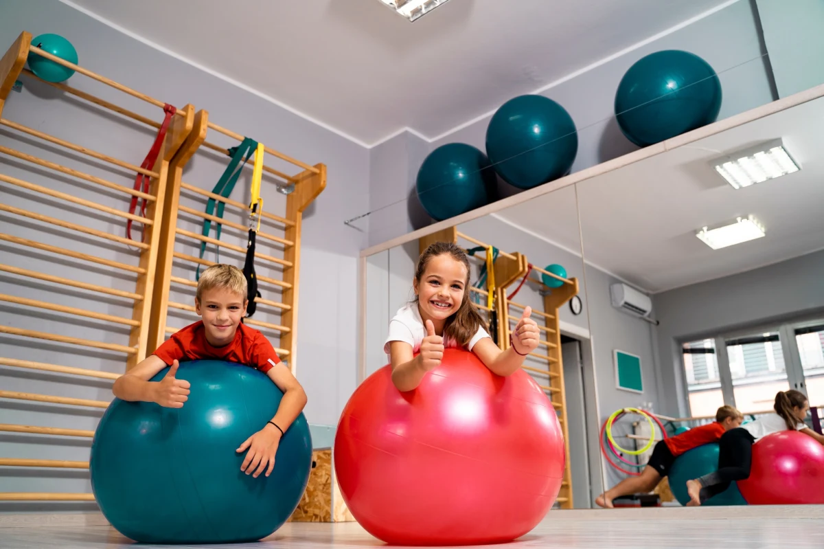 Zamiast na krzesełkach, w trakcie lekcji siedzą na piłkach.  Taka sytuacja ma miejsce w  szkole podstawowej w miejscowości Januszowa w gminie Chełmiec, koło Nowego Sącza. Uczniowie klas 1-3 mają do wyboru piłki w różnych kolorach i rozmiarach. Na pomysł wprowadzenia takiej innowacji wpadła pedagog z  tej placówki Iwona Dakowicz-Berowska.