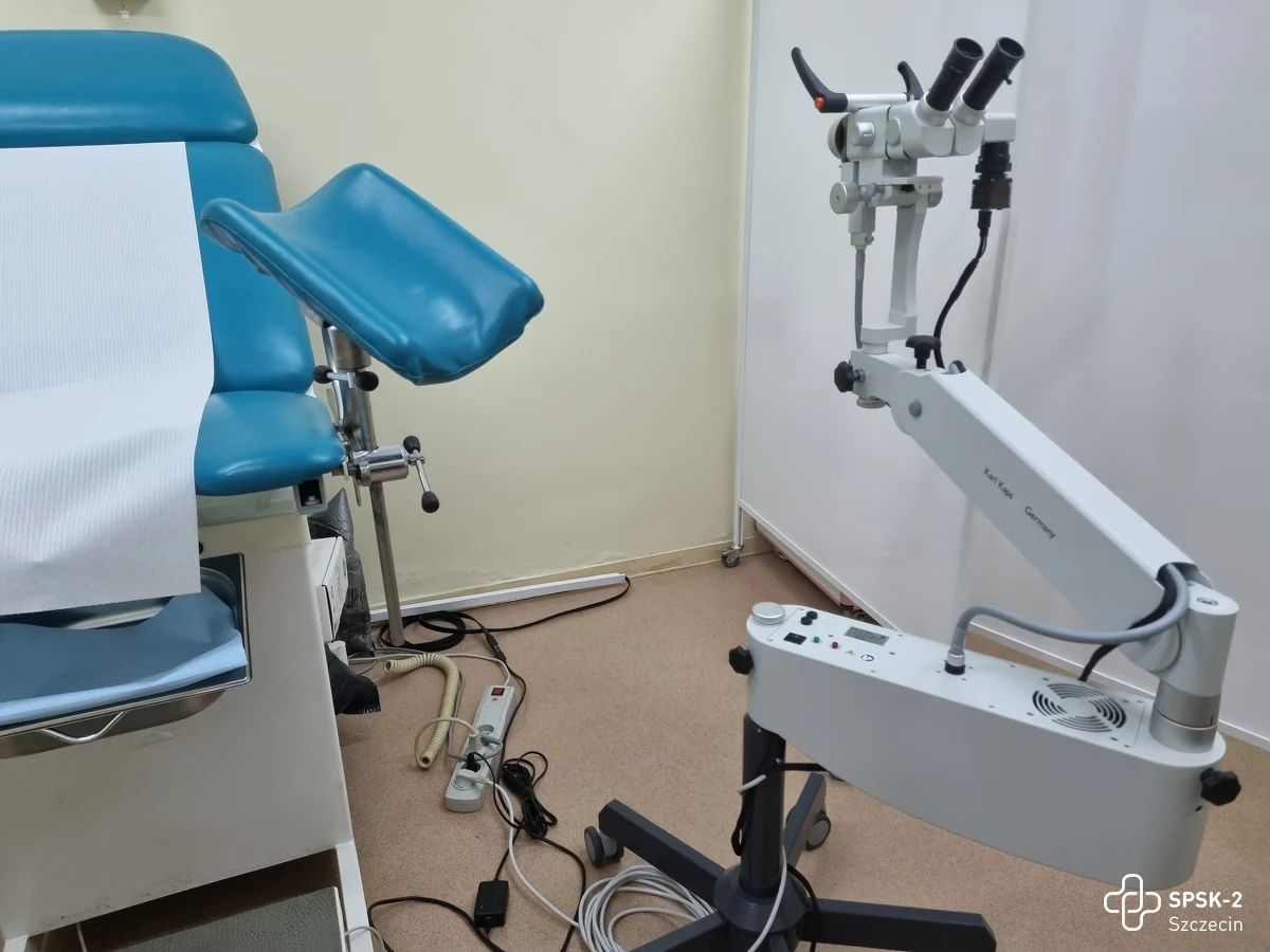 Pracownia Kolposkopowa szpitala klinicznego nr 2 może pochwalić się nowym kolposkopem, gwarantującym doskonałą jakość badania i umożliwiającym właściwą diagnostykę w profilaktyce raka szyjki macicy. Miesięcznie w pracowni badanych jest 70 kobiet.