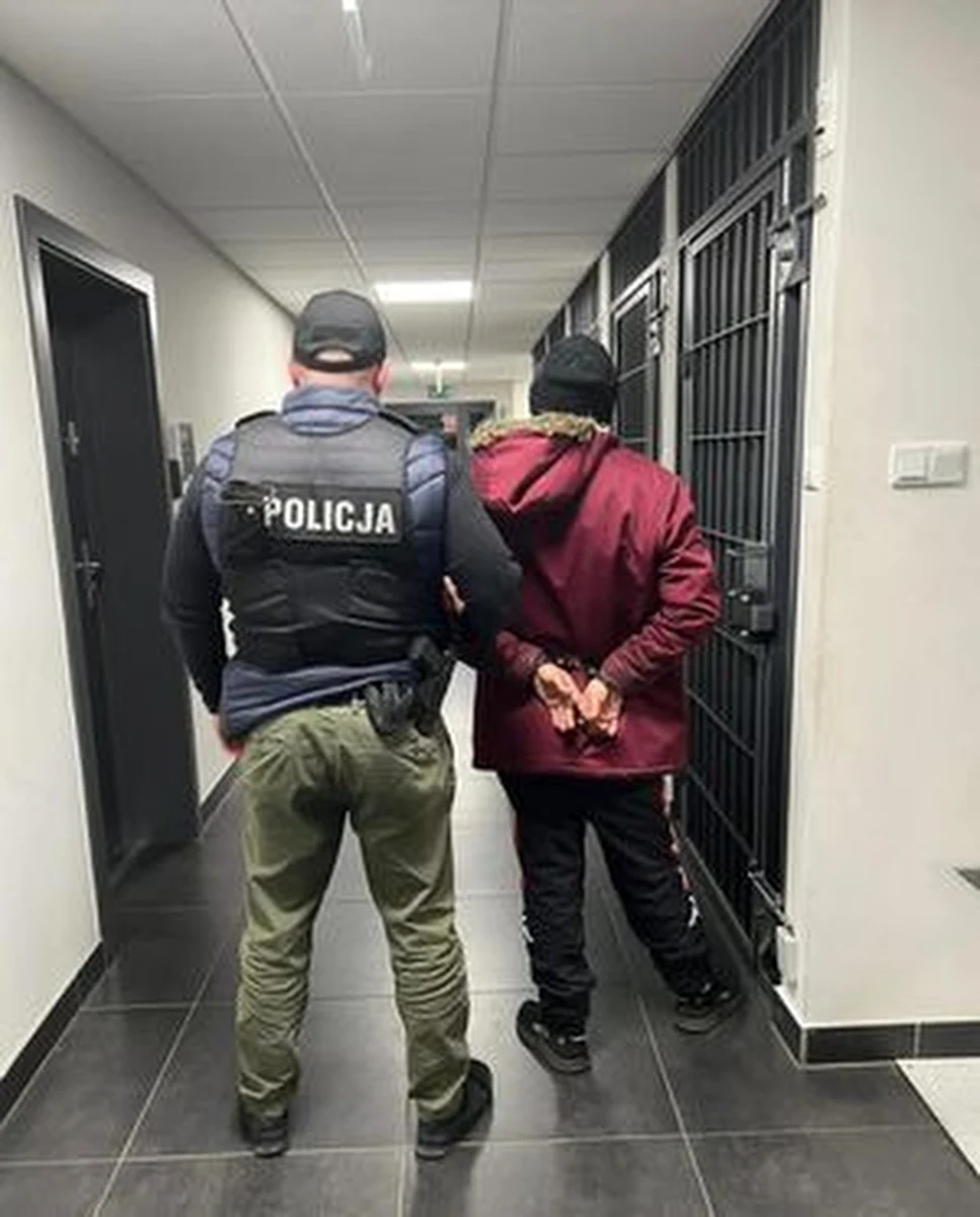 ​Do trzech lat pozbawienia wolności grozi mężczyźnie, który w Gdańsku znieważył podróżujących tramwajem uchodźców. Został zatrzymany, bo zajście zarejestrowały kamery monitoringu.     