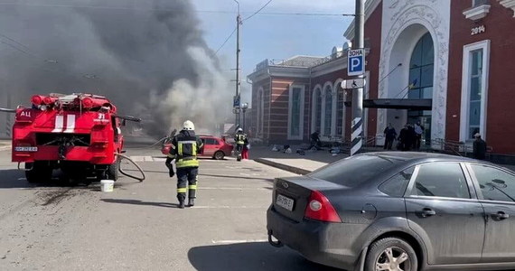 "U Rosjan od razu pojawiły się fake newsy, że ataku na dworzec w Kramatorsku dokonały siły ukraińskie; to nieprawdopodobny cynizm" - oświadczył Pawło Kyryłenko, szef władz obwodu donieckiego, w którym położony jest Kramatorsk. 