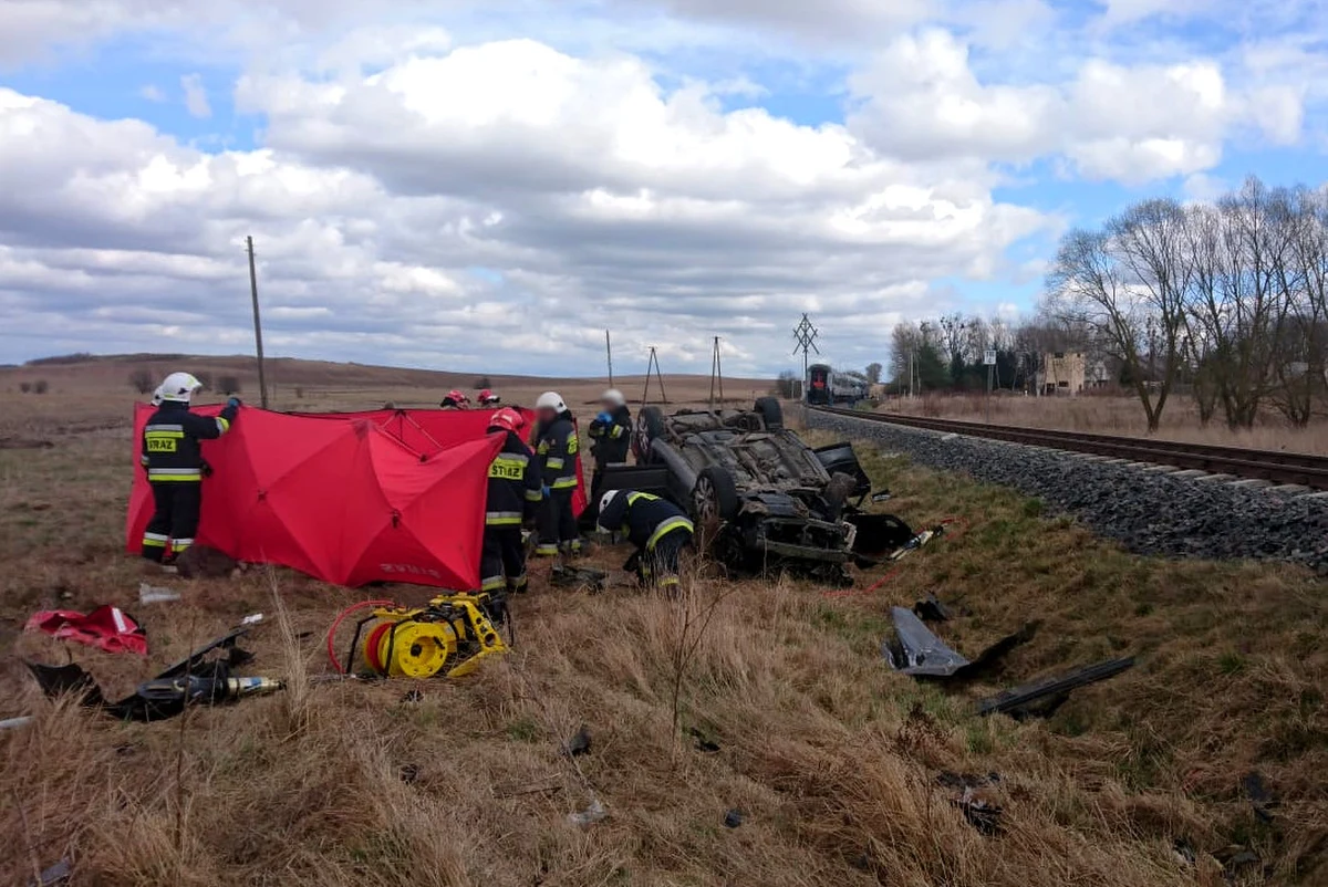 Jedna osoba zginęła, jedna została ranna w zderzeniu samochodu osobowego z pociągiem na przejeździe kolejowym w miejscowości Kaliszki niedaleko Białej Pilskiej w Warmińsko-Mazurskiem. Według wstępnych ustaleń policjantów kierowca nie zatrzymał się przed znakiem stop.