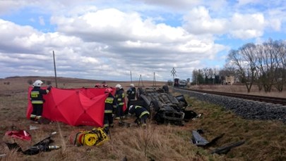 Samochód zderzył się z pociągiem Intercity. Jedna osoba zginęła